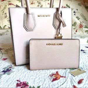 Michael Kors Bags - NWT Michael Kors Jet Set Travel Bifold Wallet Michael Kors Bags - NWT Michael Kors Jet Set Travel Bifold Wallet